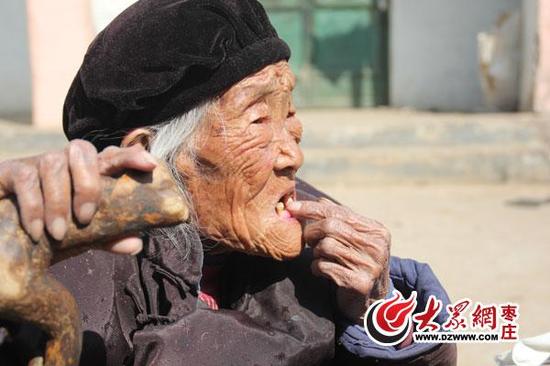 　97岁刘承来来人手指牙齿，称长了新牙