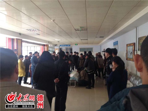 家屬圍著遺體痛哭