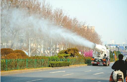 水炮車上路噴水降塵