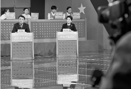 槐蔭區區委副書記、區長國承彥(右)與天橋區區委副書記、區長李洪海參加電視問政。記者郭堯 實習生劉玉樂 攝