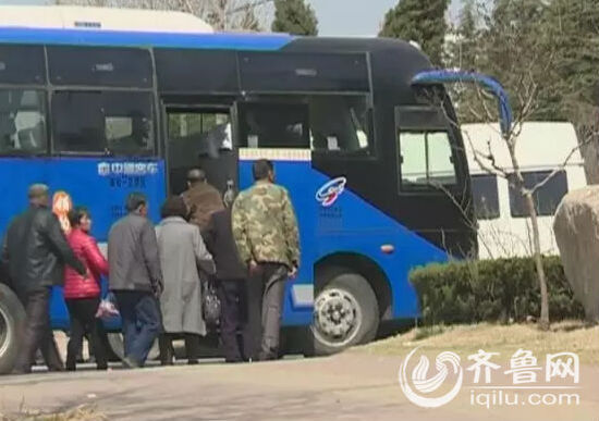 煙臺北大醫(yī)院免費提供體檢,蓬萊多村民搭乘免費車輛到醫(yī)院體檢。