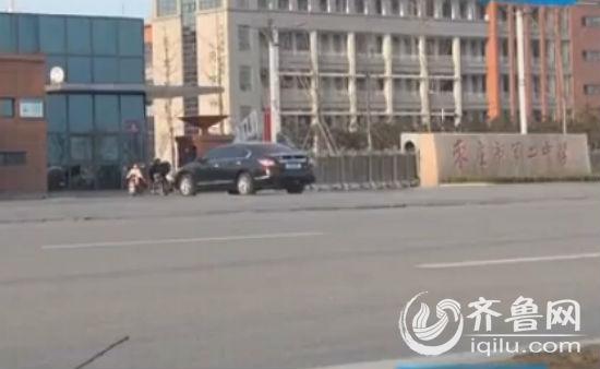 隨后記者迅速趕到了事發學校了解情況。據學生反映,事情發生后,學校以及相關部門已經對疫情進行了控制(視頻截圖)