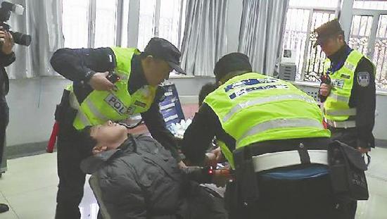 男子割腕后躺在椅子上,民警多次呼喊,均沒(méi)有回應(yīng)