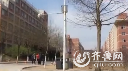出事的4號公寓樓周圍,仍然有多名學生把守。