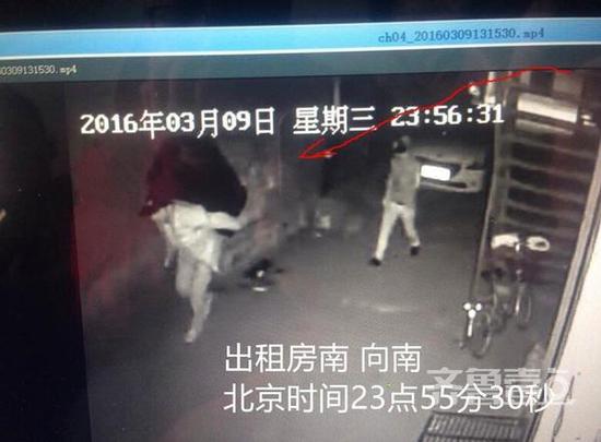 竊賊費力地背著偷來的100多斤重的保險柜。 (監控截圖)
