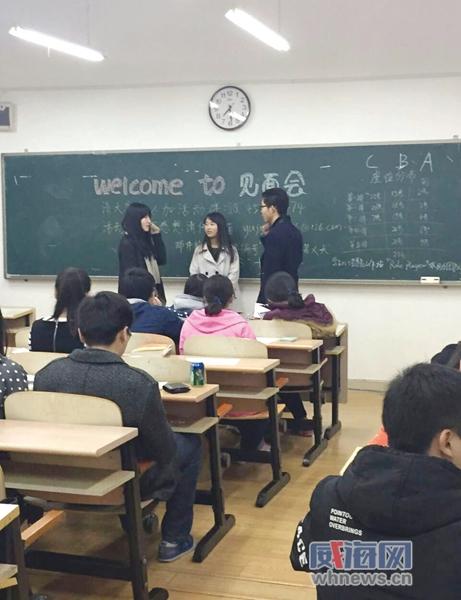 见面会现场,“情侣”们参与小游戏进行互动。 “Role Player双助团队”供片