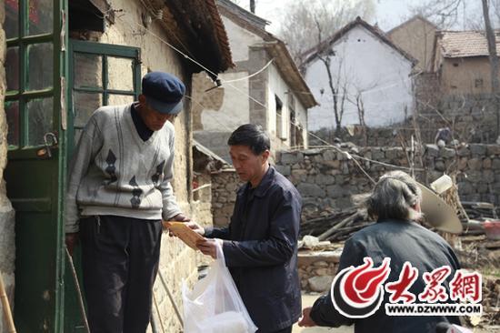 3月22日，淄博驻村“第一书记”刘昌法回到上小峰村，给宋远荣大爷送药。