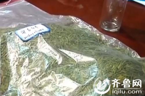 女子盗窃的茶叶等物品（视频截图）