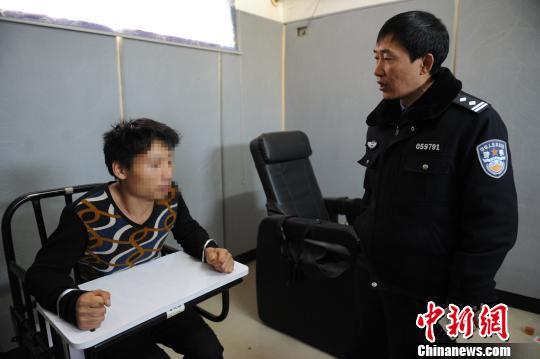资料图:毒驾男子接受警方调查曹晖摄