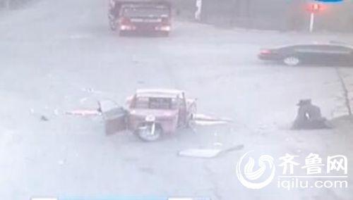 三輪車司機慢慢爬起來。
