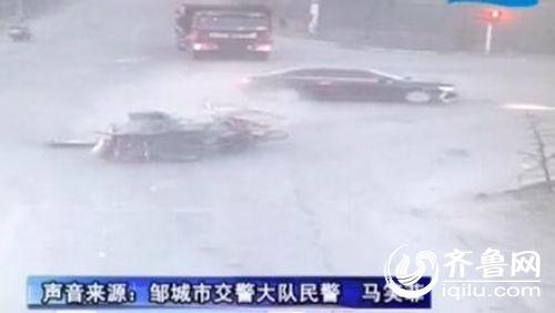 三輪車闖紅燈被轎車撞飛,司機從車內甩出。