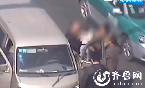 面包车司机回到车上，女乘客抱着孩子紧追其后，两人发生肢体摩擦(视频截图)