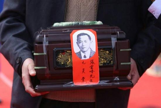 今天上午，济南籍老兵张云峰（原名张永山）的骨灰，经高秉涵从台湾带回后，被埋在济南市长清区慈航园公墓。记者 亓翔 摄