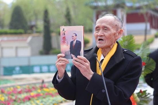高秉涵在骨灰安放仪式上介绍其撰写的与孝道有关的新书。记者 亓翔 摄