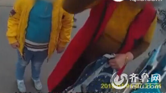 奶奶稱因為腿疼才讓孫子駕駛(視頻截圖)