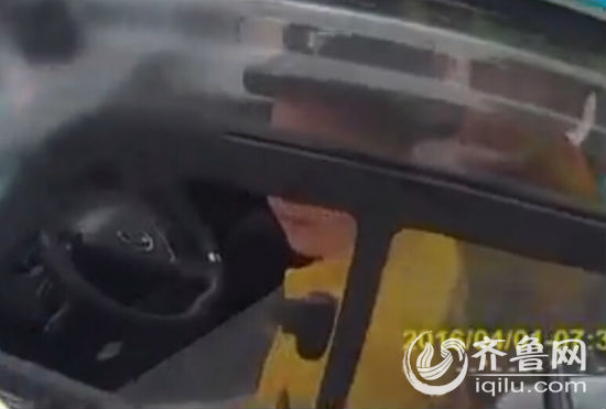 孩子的奶奶似乎對小孫子的駕駛技術很有信心,穩穩當當的坐在副駕駛位置上。(視頻截圖)