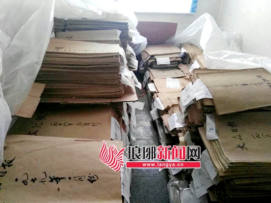 為了便于收藏，吳耀華專門騰出房間放置報紙