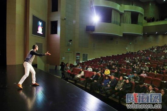 李季在舞臺上表演。