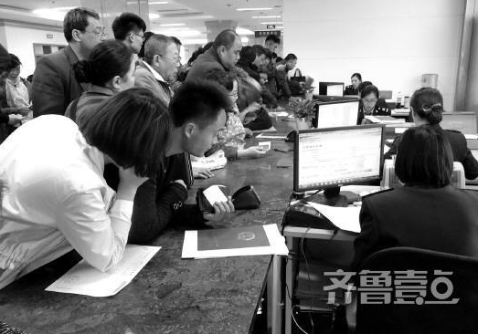 市民在濟南房產(chǎn)大廈辦理過戶業(yè)務(wù)。(資料片)