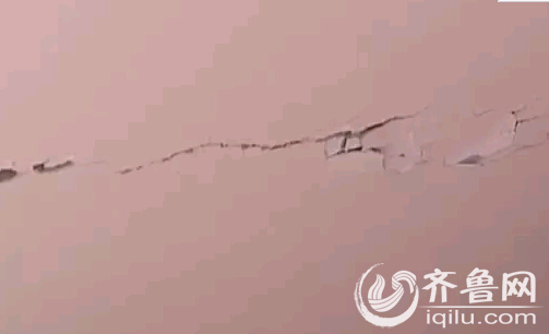 一夜之間，自家屋頂上就多了一條裂縫，居民說在他們家這個地方，一到夜里，樓就自己震動。