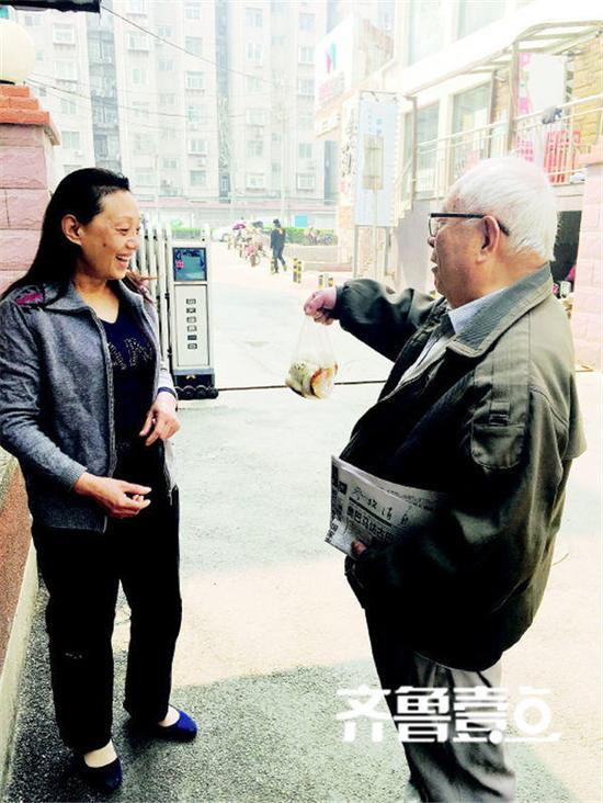 馬德輝老人開玩笑地說,這一袋包子夠吃一天了。齊魯壹點(diǎn) 記者 崔巖 攝