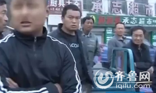 “我未滿十六周歲，你拘我又拘不了。”小伙理直氣壯地說。（視頻截圖）