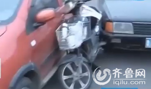 在菏泽巨野327国道发生了一起三车剐擦事故，一辆电动自行车被两辆小轿车死死地夹在了中间。（视频截图）
