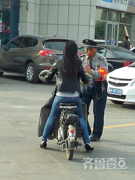 付重明仍在不斷阻止行人穿行。