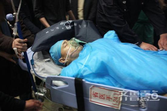给妻子捐献肝脏的丈夫首先被推出手术室 记者 刘志浩 摄