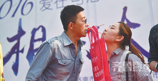 亲密的游戏互动让现场的单身男女关系迅速升温。(齐鲁壹点记者 周青先 摄)
