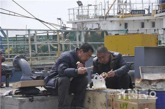 船靠岸后修整,仍需留守的船员正在吃午饭。