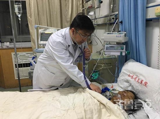 主刀大夫劉軍給趙殿梅做術后檢查。醫院供圖