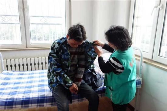 嶗山救助站工作人員給小袁換上干凈外套。