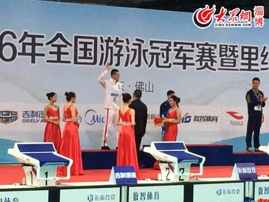 4月9日晚，张麒斌在2016年佛山全国游泳冠军赛上以52秒34获得100米蝶泳第二名。