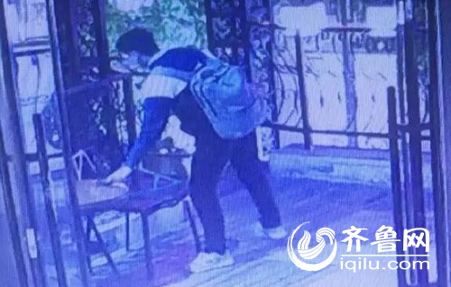 監控中,這名男子將他人的錢包拿走了。