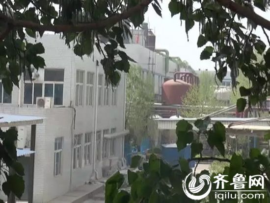 呛人气体的来源,就是跟学校一墙之隔的齐鲁制药厂
