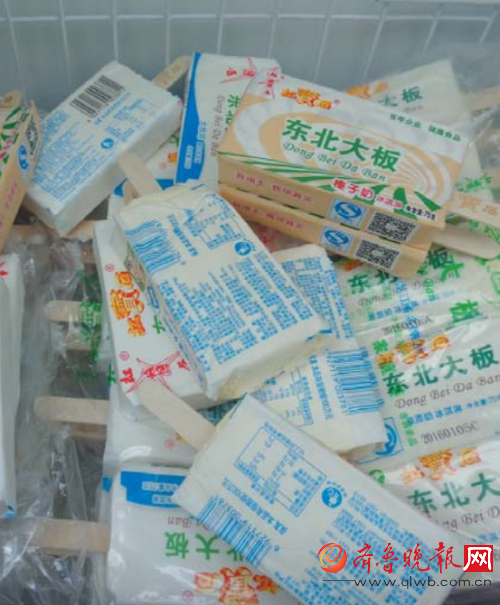 一層蠟紙包裝的“東北大板”。 本報記者 孟燕 攝