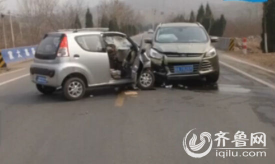 老年代步車上是一對老夫妻,一死一傷(視頻截圖)