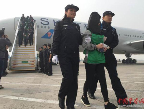4月13日,電信詐騙犯罪嫌疑人被押解回國。中國警察網圖