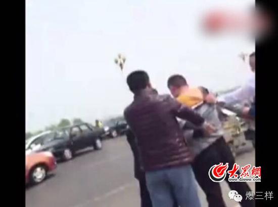 视频中,被打男子一直未还手。