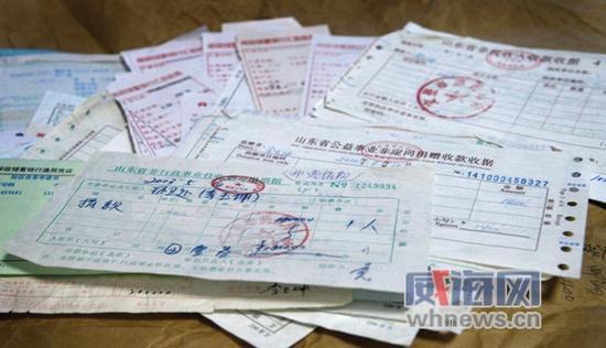 在李玉坤的枕頭底下,有一個牛皮紙,里面包裹著她這些年捐款的部分收據。
