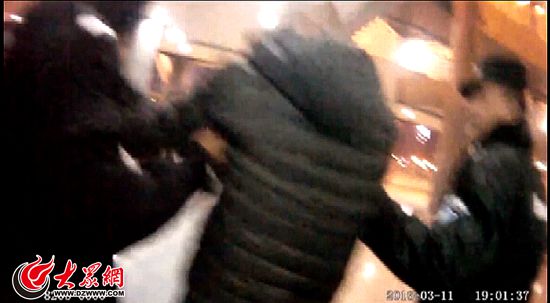 胡某等人在觀看中超比賽時,因涉嫌阻礙執行職務被民警和帶離現場。