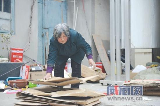 休班的時(shí)候,李玉坤常去收廢品。
