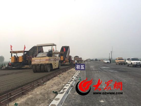 济东高速施工现场正加紧作业，力争今年底通车。