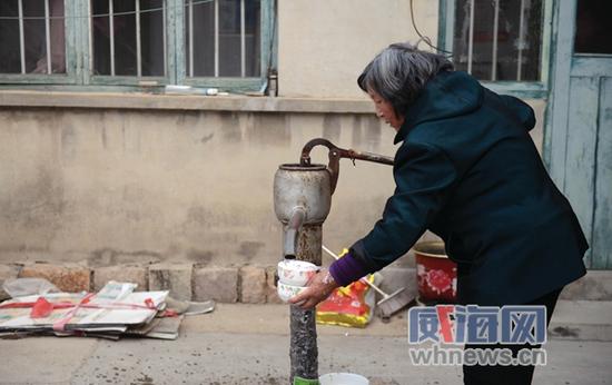 李玉坤做環衛工人時,常常啃一口饅頭,就一口涼井水