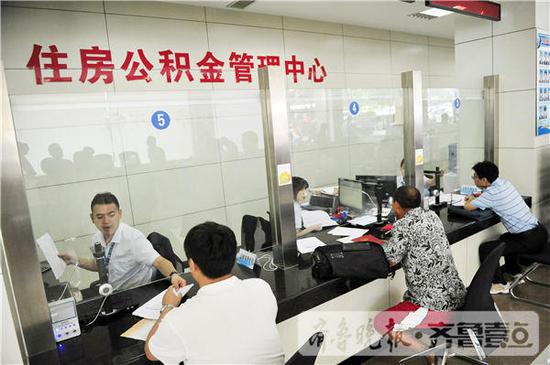 市民在济南住房公积金大厅办理业务。(资料片) 齐鲁壹点 记者 王媛 摄