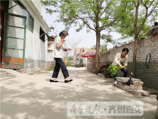 父亲胃癌去世,曲师女生带精神病母亲上大学