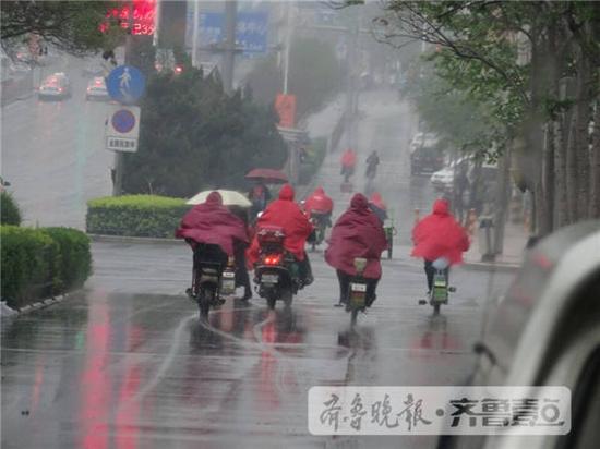 今早济南降下小雨 齐鲁壹点 记者 左庆摄