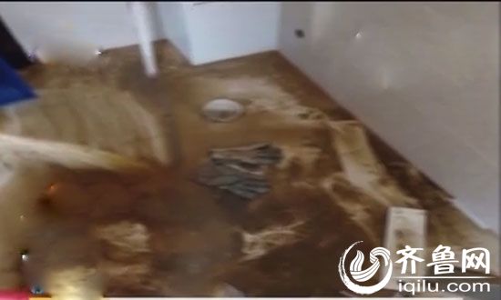 劉大叔新裝修的房子全部都糞水給泡了(視頻截圖)