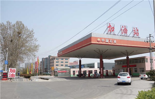 黑龙江中路这家加油站有明显的中国石油的标志。